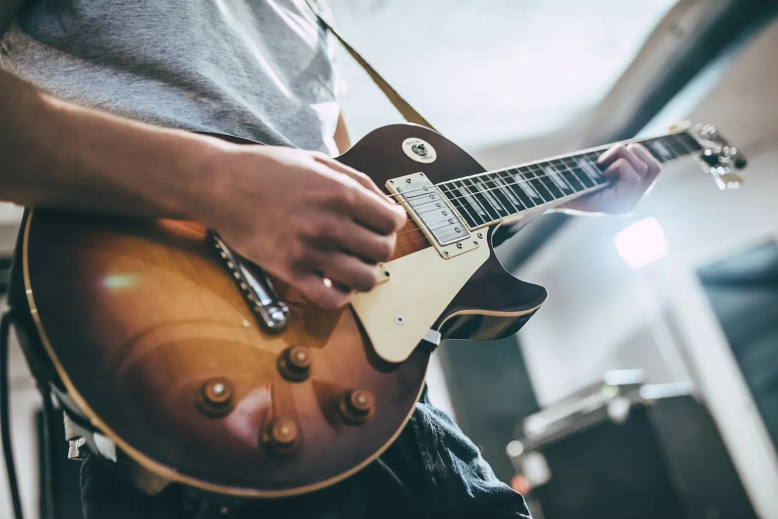 5 Tips To Playing Electric Guitar For Beginners