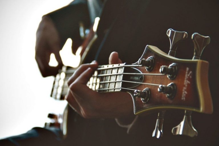 6 Tips To Play A Guitar Better