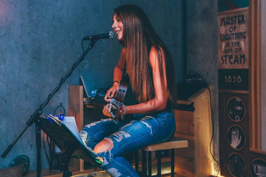 9 Tips to Sing and Play Guitar at the Same Time Better