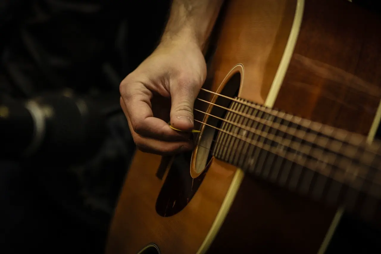 How To Strum A Guitar