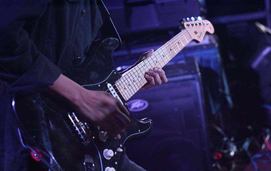 Pros and cons of electric guitar