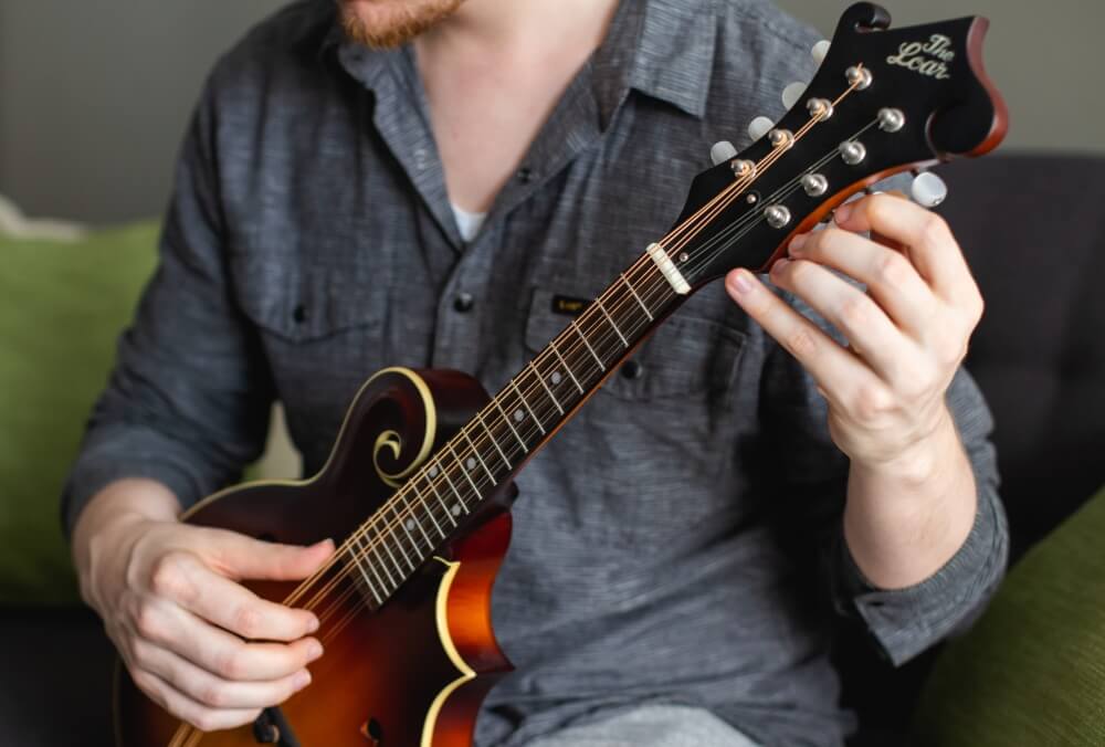 Tune the mandolin