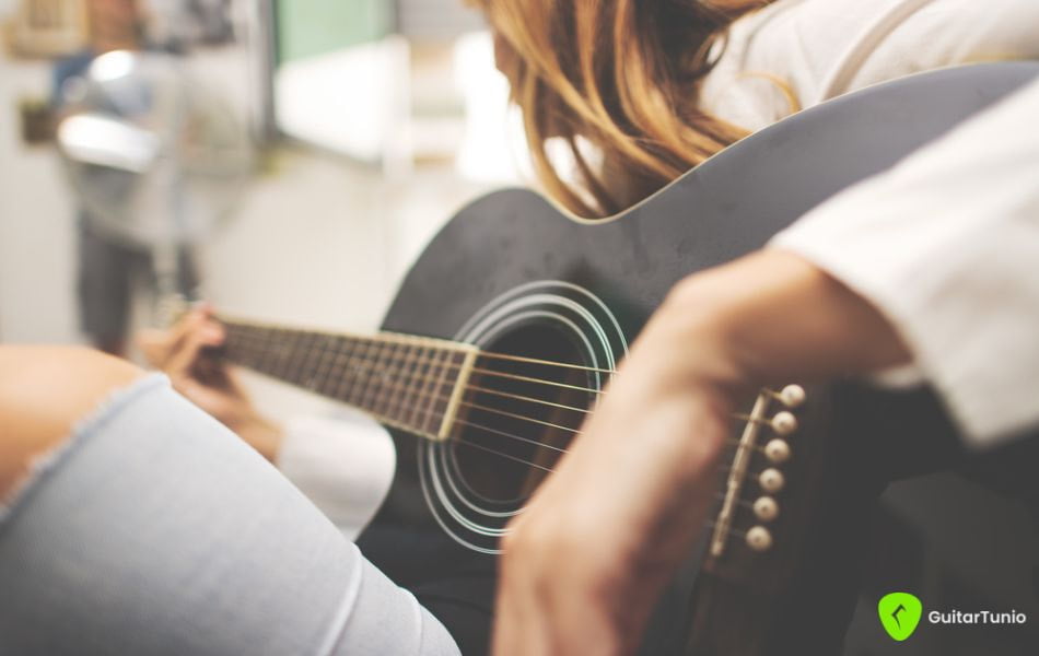 How To Hold A Left Handed Guitar: Proper Technique